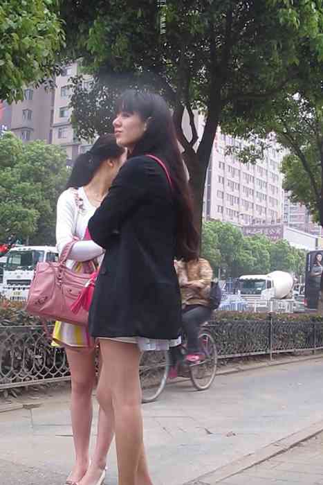 [大忽悠买丝袜街拍视频]ID0028 2011【忽悠】忽悠酒店肉丝制服OL买丝袜和路边2个