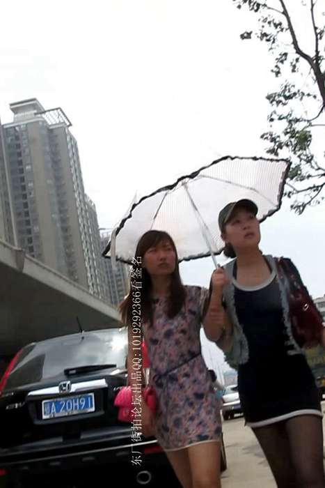 [大忽悠买丝袜街拍视频]ID0034 2011【街拍丝袜CD】清纯碎花裙美女裤袜裆破了遮住