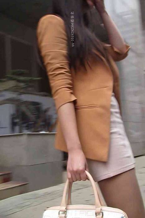 [大忽悠买丝袜街拍视频]ID0043 2011两个个丝袜制服们太强悍了直接进大厦的前台