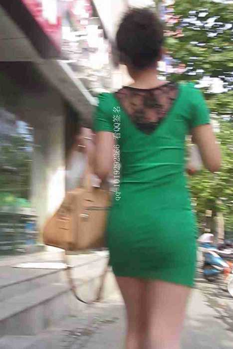 [大忽悠买丝袜街拍视频]ID0044 2011买丝袜狂摸包臀绿裙清纯肉丝MM大腿惊叫[avi_