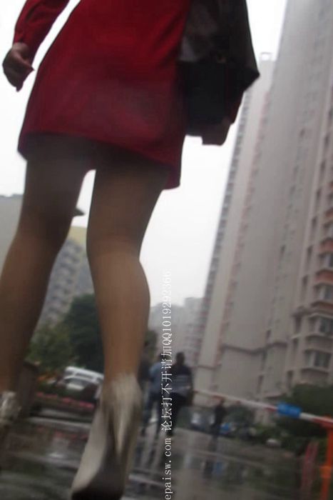 [大忽悠买丝袜街拍视频]ID0093 2012 10.16【忽悠+强袭】超清纯黑丝风衣可爱眼镜