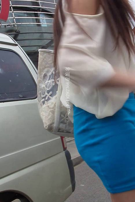 [大忽悠买丝袜街拍视频]ID0232 2012 8.24【忽悠】超清纯包臀蓝裙美女给了名片要了