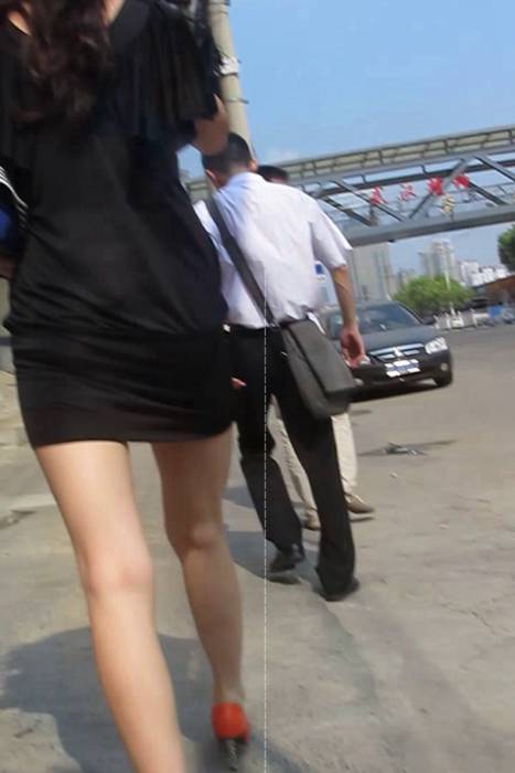 [大忽悠买丝袜街拍视频]ID0265 2012 8.8更新-175CM超长腿包臀黑裙模特和二男准备玩