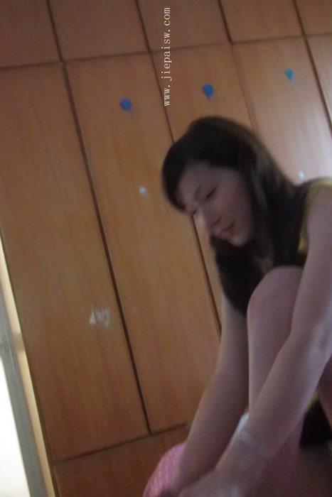[大忽悠买丝袜街拍视频]ID0654 2013.11.24家中穿丝袜清纯美女户外直接脱裤袜和连