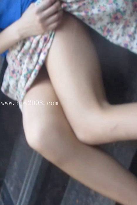 [大忽悠买丝袜街拍视频]ID1380 2014.1.17【175CM腿型超好的丝袜模特原味】超长腿闷
