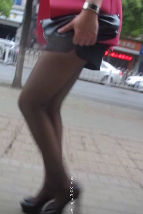 [大忽悠买丝袜街拍视频]ID1386 2014.1.20【屌丝的逆袭】矮胖黝黑屌丝泡到长腿热裤