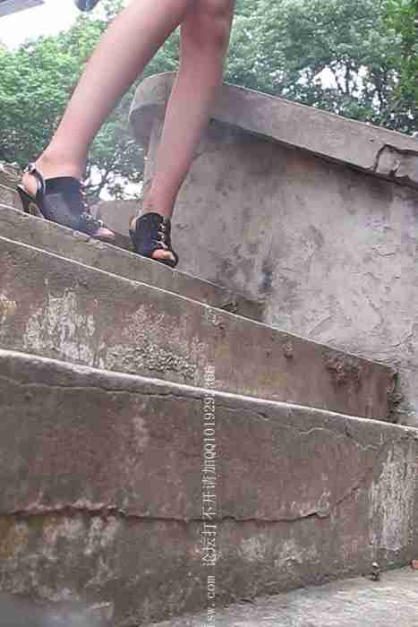 [大忽悠买丝袜街拍视频]ID1390 2014.1.24【街拍丝袜忽悠强袭】3个夜店上班的婊子