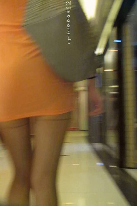 [大忽悠买丝袜街拍视频]ID1392 2014.1.26【街拍丝袜忽悠强袭】2个丝袜制服夜店上