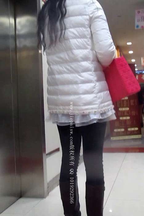 [大忽悠买丝袜街拍视频]ID1411 2014.2.17【街拍丝袜忽悠CD】忽悠清纯条纹黑丝妹妹