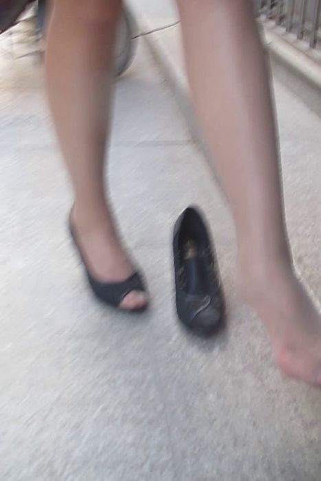 [大忽悠买丝袜街拍视频]ID1422 2014.2.7【街拍丝袜忽悠CD】清纯气质短发美女穿着