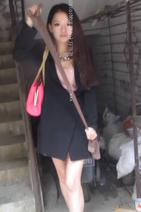 [大忽悠买丝袜街拍视频]ID1424 2014.2.9【街拍丝袜忽悠CD】清纯风衣MM自家小区交易