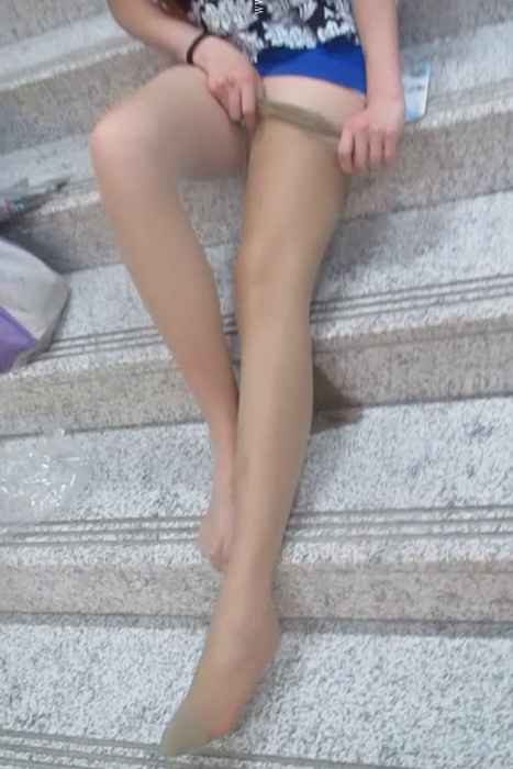 [大忽悠买丝袜街拍视频]ID1425 2014.3.10【街拍丝袜忽悠CD】183CM超长腿爆乳穿着肉