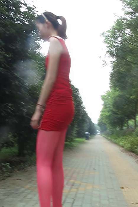 [大忽悠买丝袜街拍视频]ID1428 2014.3.13【街拍丝袜忽悠CD】忽悠丰满腿咖啡丝风衣