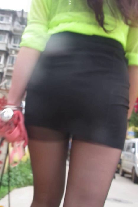 [大忽悠买丝袜街拍视频]ID1443 2014.3.29【街拍丝袜忽悠CD】包臀裙骚妇下面有点痒