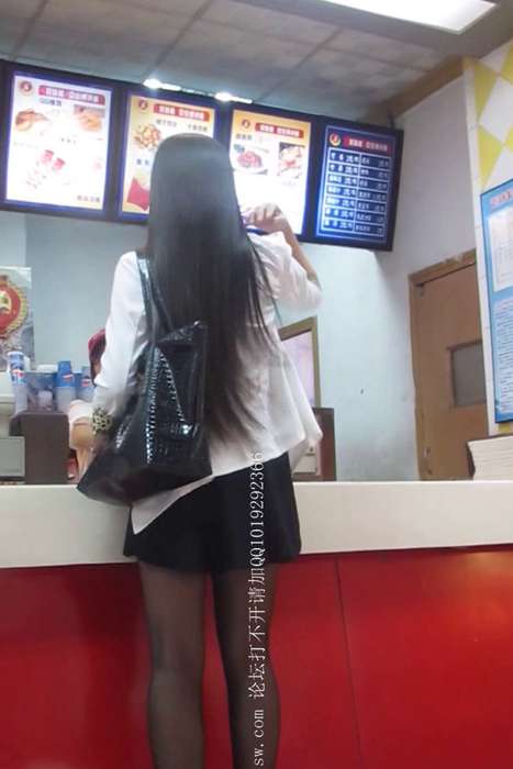 [大忽悠买丝袜街拍视频]ID1452 2014.3.8【街拍丝袜忽悠CD】忽悠爆乳丝袜包臀红裙