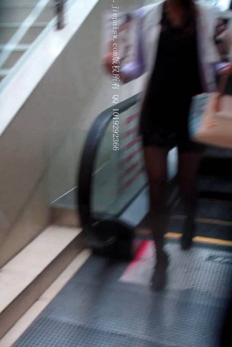 [大忽悠买丝袜街拍视频]ID1467 2014.4.21【成功案例第189弹】雨天忽悠170CM修长腿黑