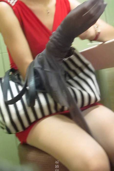 [大忽悠买丝袜街拍视频]ID1472 2014.4.25【街拍丝袜忽悠】蓝色制服透视装清纯学生