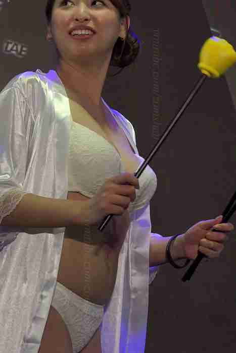 [各类性感视频]ID0298 TAE博览会最強E奶涼川絢音白衣版 [mp4-249M]--性感提示：露底