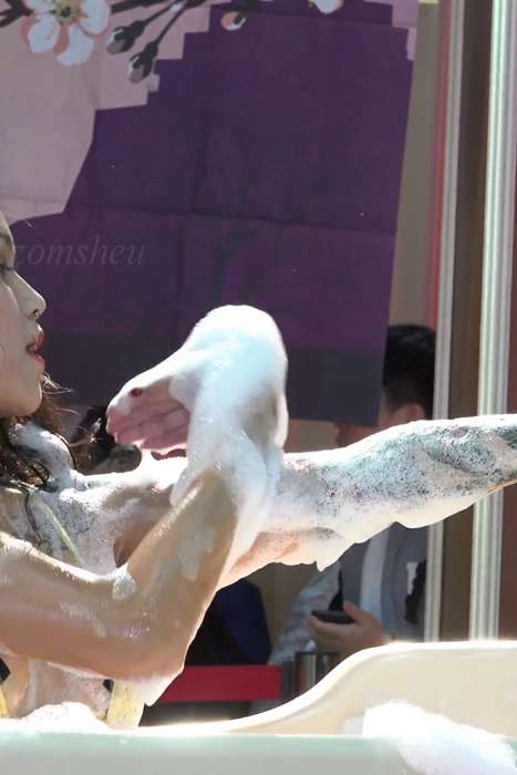 [各类性感视频]ID0358 成人展性感泡泡浴美女埃埃 [MP4-807MB]--性感提示：嫩滑薄丝