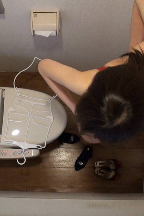 大尺度少妇卫生间换性感紧身高叉泳装油亮肉丝高跟裤袜[Highleg高叉紧身衣视频