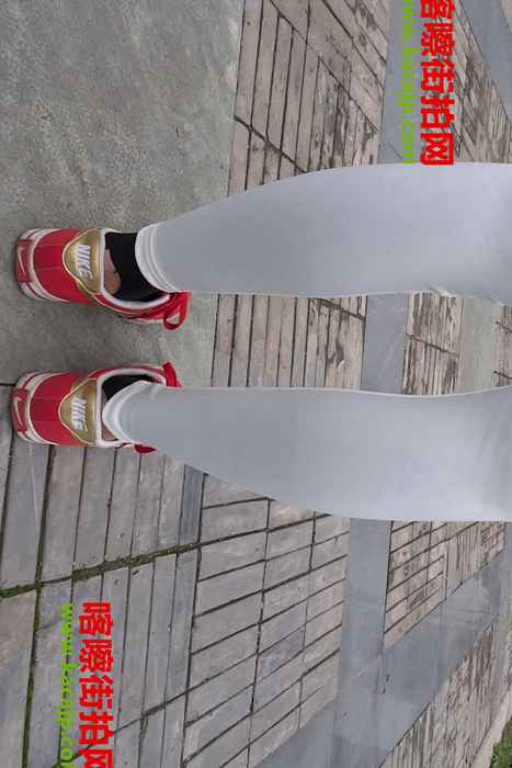 [紧身裤私拍写真视频]ID0140 小靓美女白色紧身打底裤视频--性感提示：娇艳欲滴