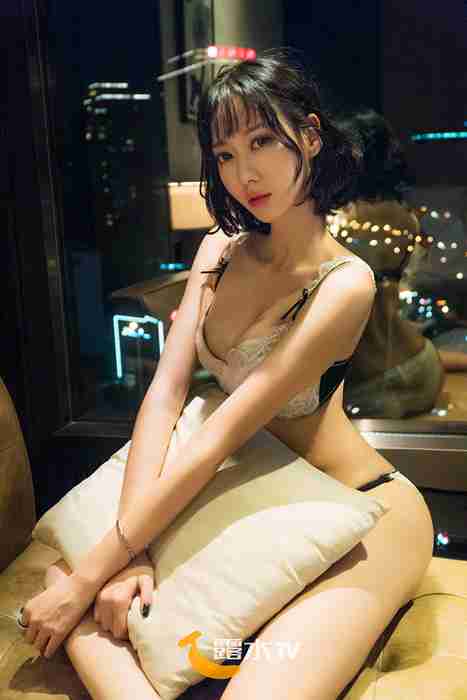 [露水TV套图写真]ID0038 App套图-易萱--性感提示：娇羞激情邂逅朱唇胸部饱满柔情