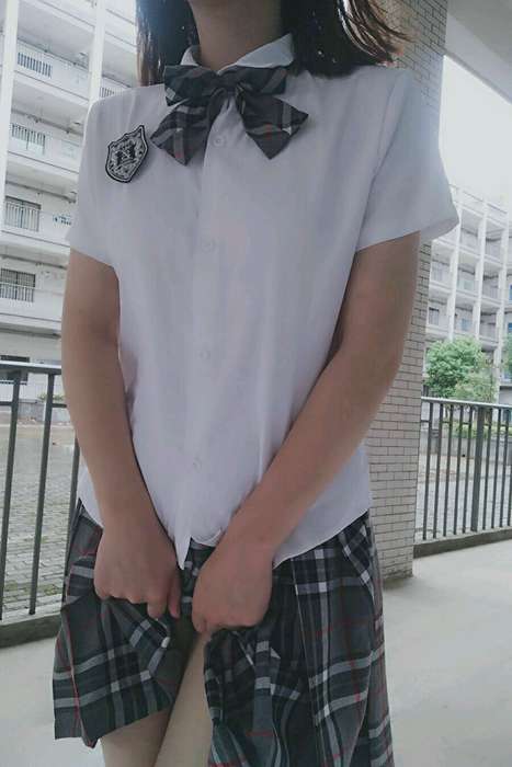 [网红御姐苏苏小公主酱]ID0007 学校学生服露出--性感提示：性感乳罩连裤袜迷人