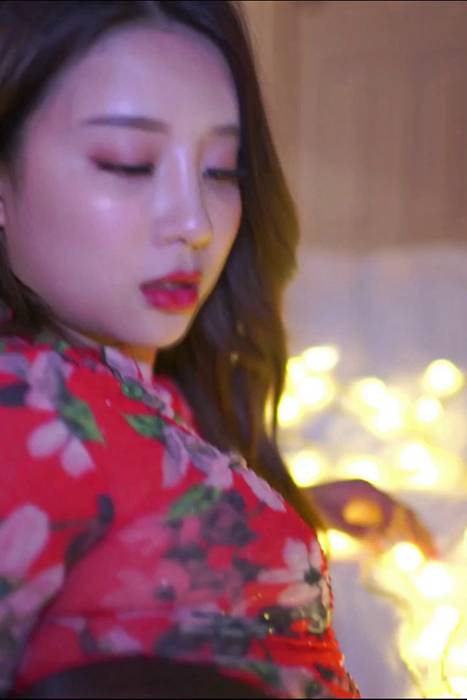 [微博网红]ID0323 果哥出品- 筱慧《与女神的朦胧夜》[MP4-705M]--性感提示：容颜美