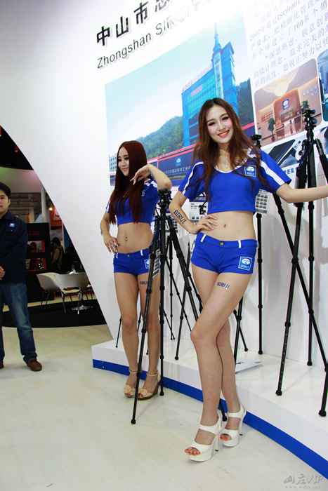 [唯美写真杂集]ID0054 2013年北京摄影展热裤美眉高清图片--性感提示：撩人胸器巨
